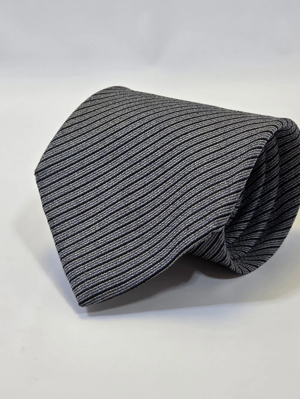 Ermenegildo Zegna 100% Silk Made in Italy Gray Striped Designer Tie